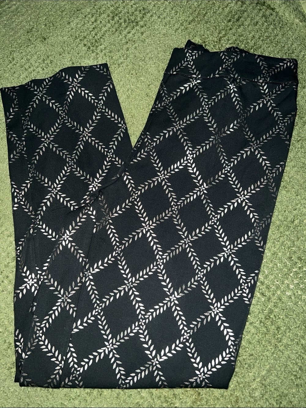 Isaac Mizrahi Black Leggings with White Leaf Lattice